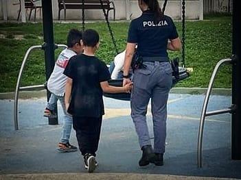 Esce di casa da solo per andare al parco, bimbo di 8 anni salvato dalla polizia