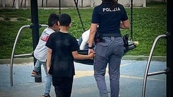 Esce di casa da solo per andare al parco, bimbo di 8 anni salvato dalla polizia