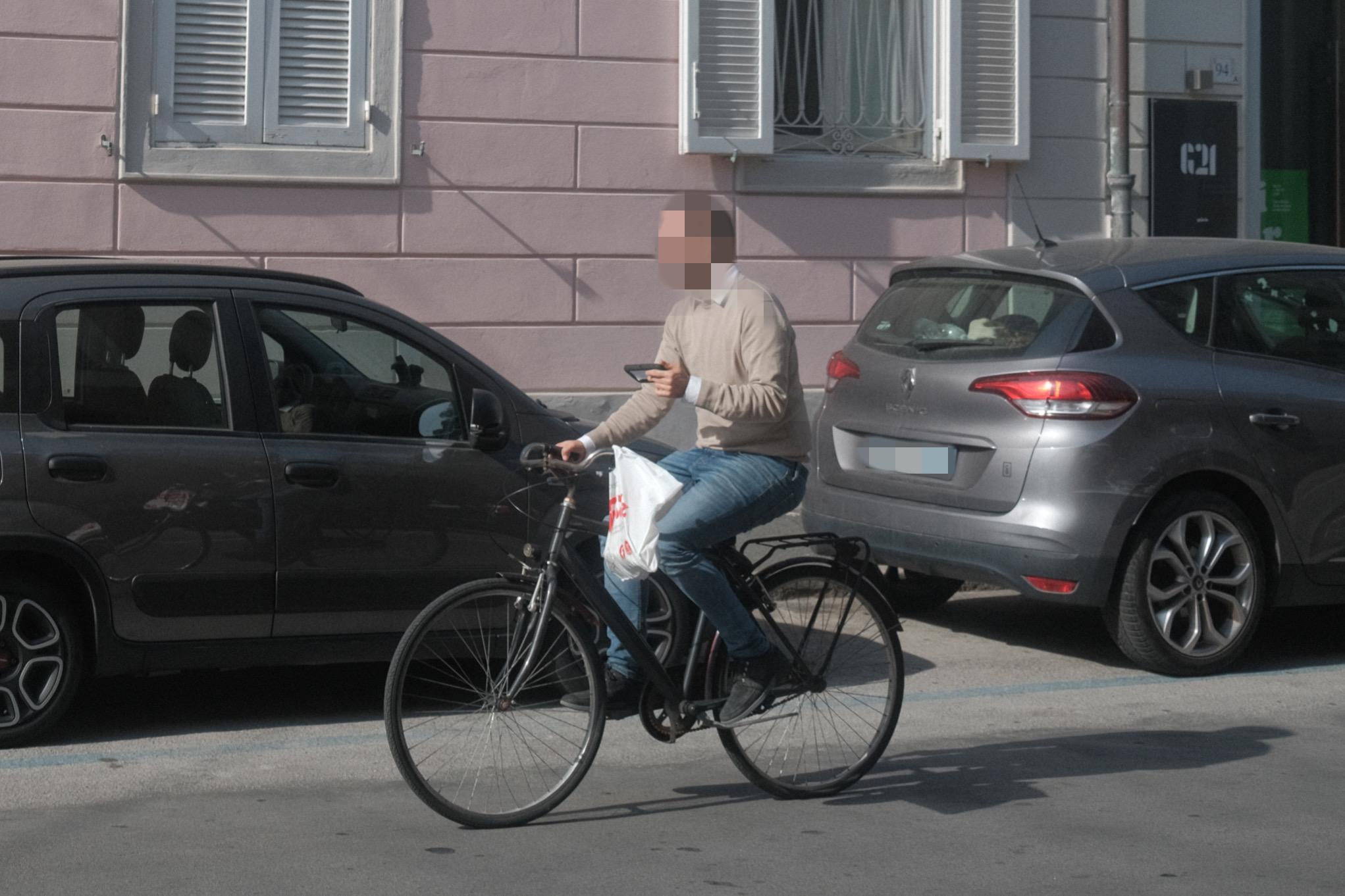 Via Roma, quante biciclette viaggiano controsenso: «Così arrivo a casa prima per pranzo»