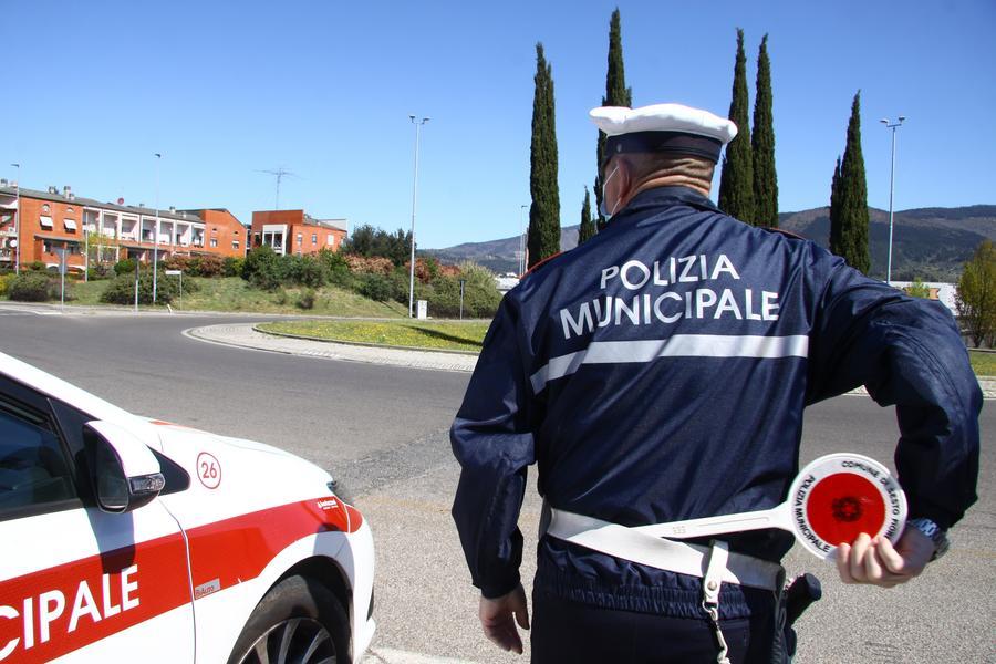 Rischia di investire tre pedoni sulle strisce, scappa dalla polizia municipale e poi si giustifica: «Ho da fare»