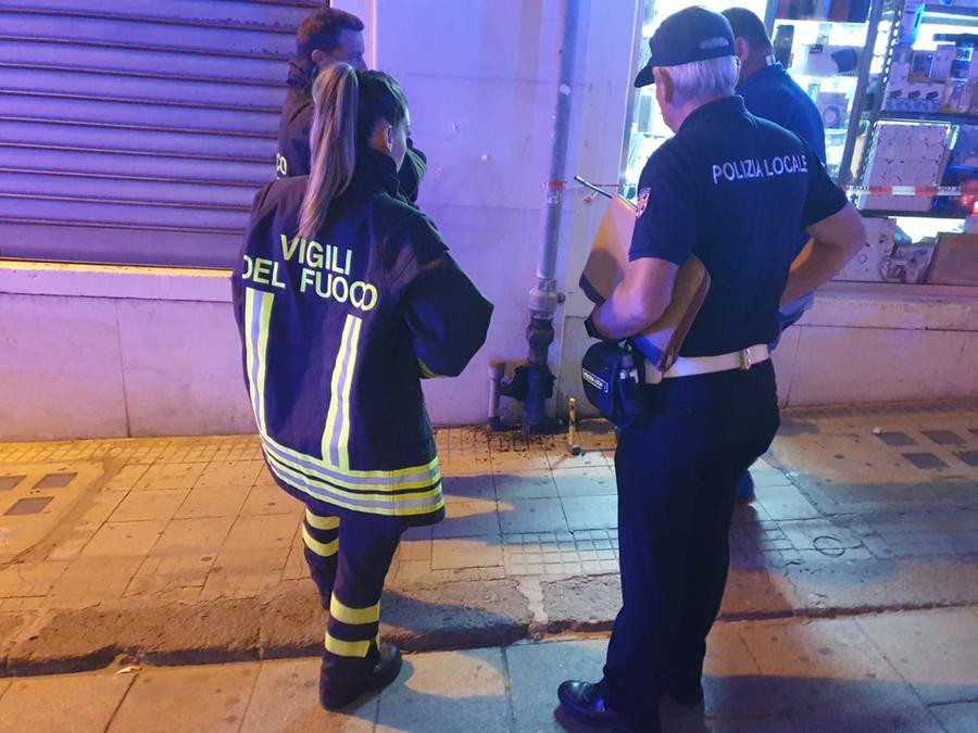 Sassari, raid vandalico in piazza del Rosario: alcuni ragazzini danno fuoco a una tubatura del grattacielo