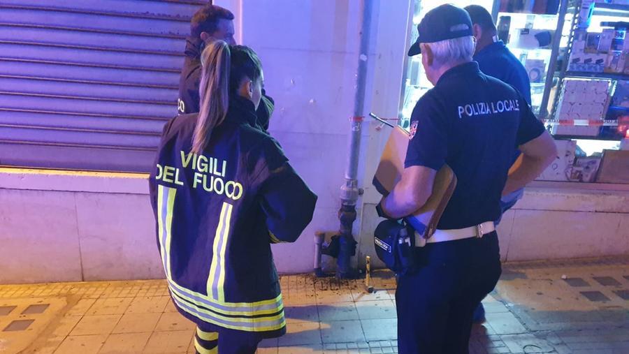 Sassari, raid vandalico in piazza del Rosario: alcuni ragazzini danno fuoco a una tubatura del grattacielo