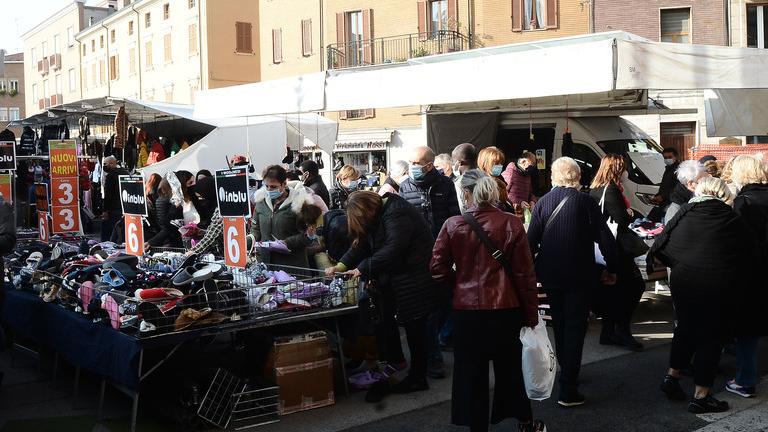 Rissa davanti ai banchi alle fiere «Erano aggressivi, siamo stanchi»