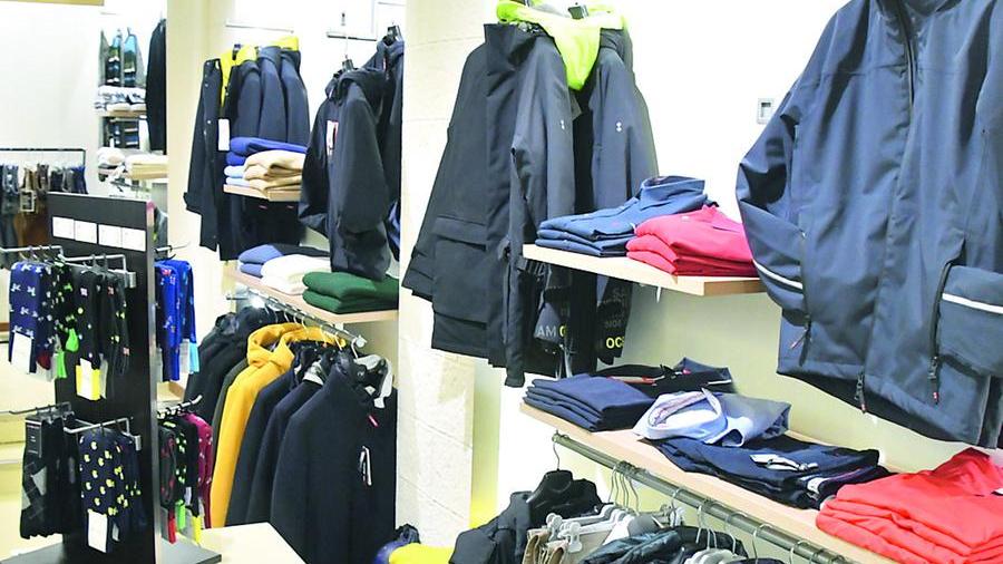 Difficile rinnovare il guardaroba con simili temperature: i giubbotti si vendono solo con l’e-commerce