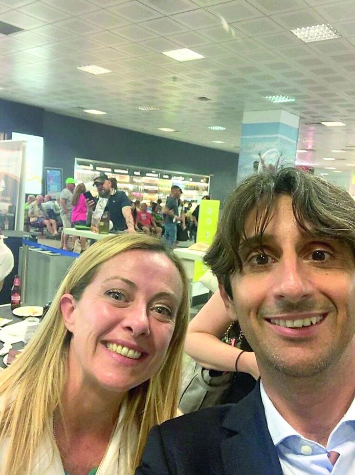 Le piccole sezioni, l’amicizia di Giorgia, il ruolo di uomo nero nella Toscana rossa: chi è Donzelli, braccio destro della premier
