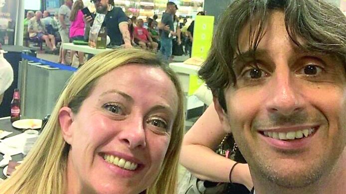 Le piccole sezioni, l’amicizia di Giorgia, il ruolo di uomo nero nella Toscana rossa: chi è Donzelli, braccio destro della premier