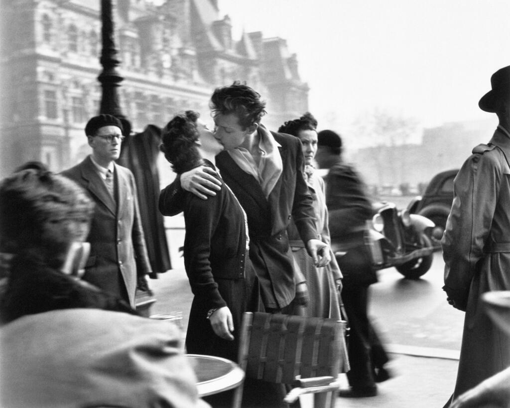 Non solo Il bacio, a Camera le fotografie di Robert Doisneau