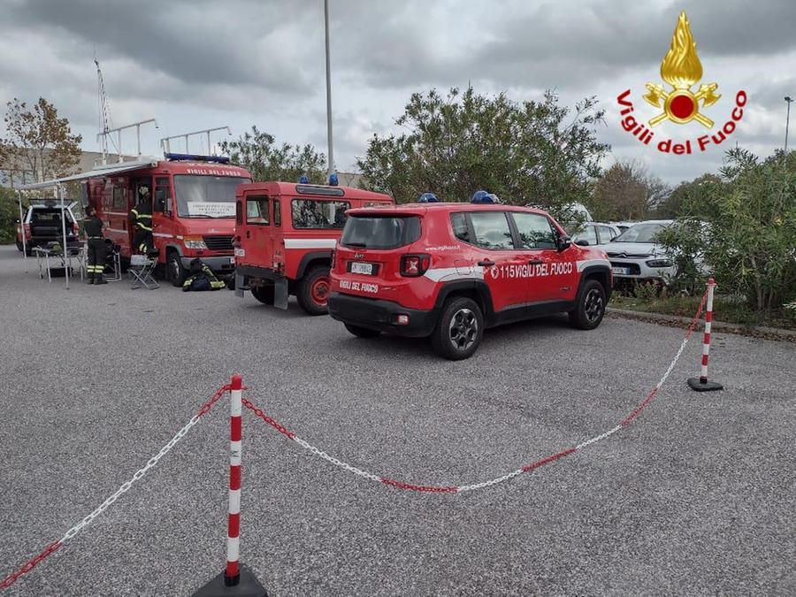 
	I mezzi dei vigili del fuoco impegnati nelle ricerche della donna scomparsa

