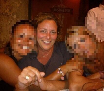Una bella foto di Marina Di Rosa insieme a due amiche in un locale presa dal suo profilo social. Avrebbe compiuto 46 anni la prossima settimana