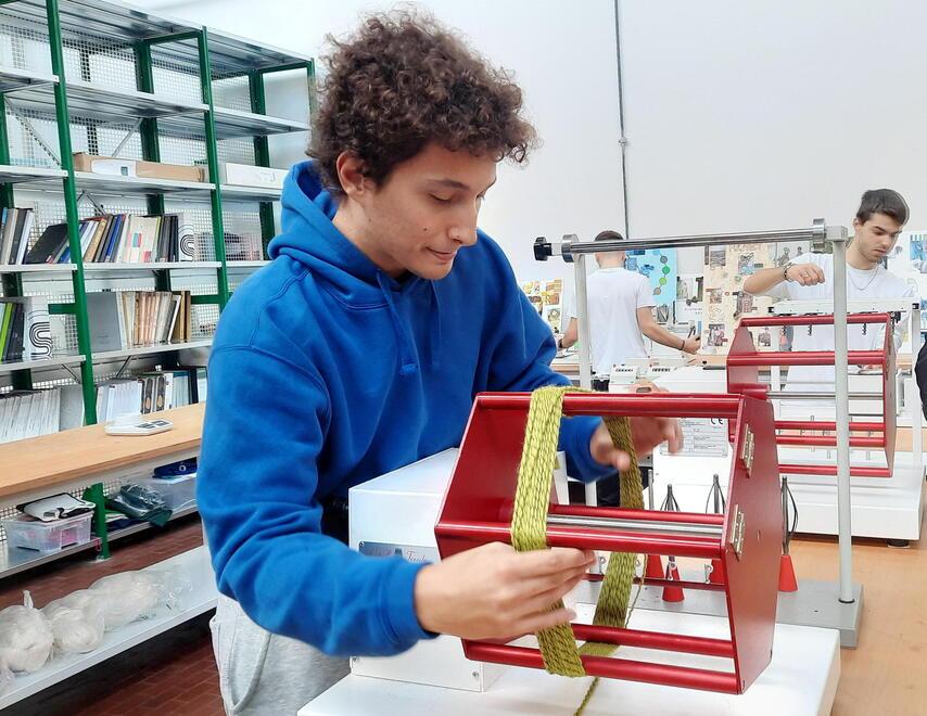 Uno studente del Buzzi impegnato coi nuovi macchinari inaugurati ieri