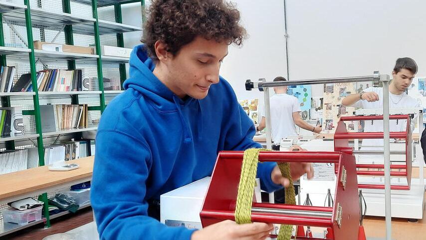 Uno studente del Buzzi impegnato coi nuovi macchinari inaugurati ieri