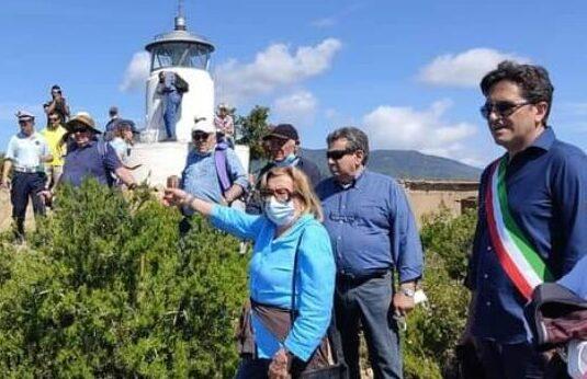 Il sindaco di Campo nell’Elba, Davide Montauti, (il primo da destra) davanti al faro di Capo Poro durante la deposizione della lapide in memoria  delle vittime nella seconda  guerra mondiale