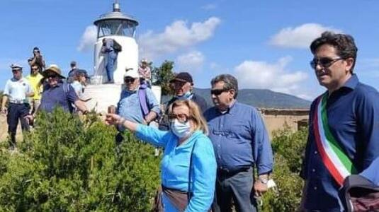 Il sindaco di Campo nell’Elba, Davide Montauti, (il primo da destra) davanti al faro di Capo Poro durante la deposizione della lapide in memoria delle vittime nella seconda guerra mondiale