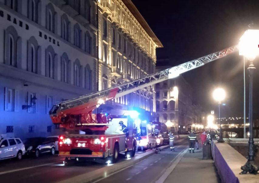 Firenze, donna cade nell’Arno e si aggrappa a una grata per non farsi trascinare via. Salvata dai vigili del fuoco