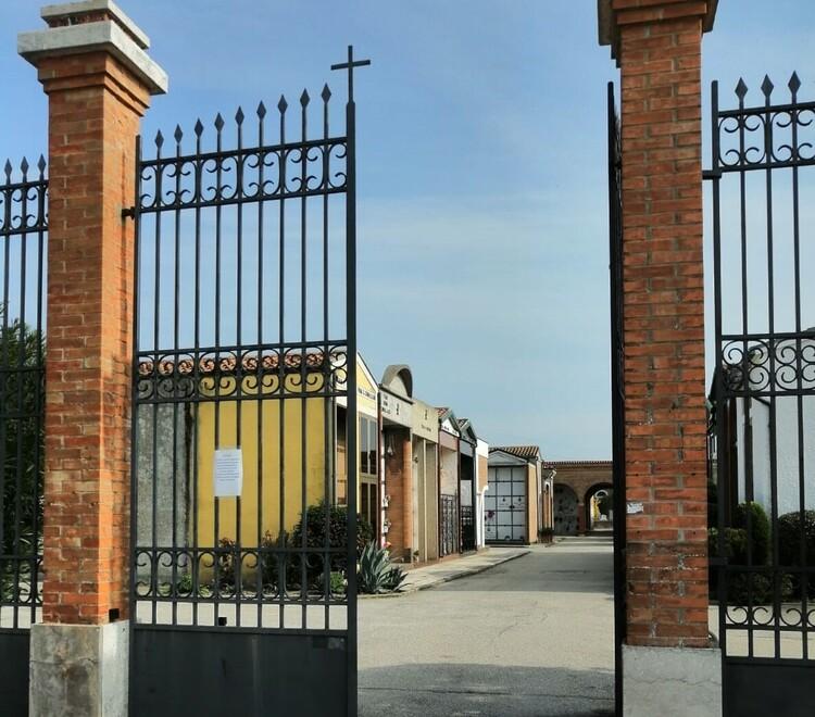 Comacchio, cimitero “al buio”: «C’è chi non paga e ci rimettono tutti»