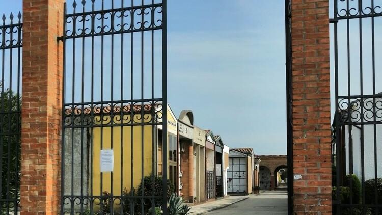 Comacchio, cimitero “al buio”: «C’è chi non paga e ci rimettono tutti»