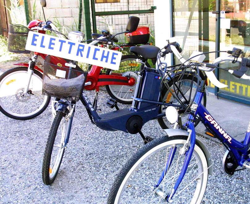 Truffa noleggiatore di bici e s’impossessa di due e-bike