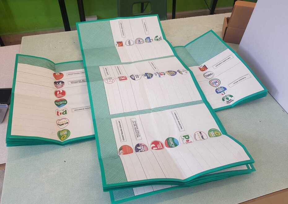 Schede elettorali in una immagine d’archivio