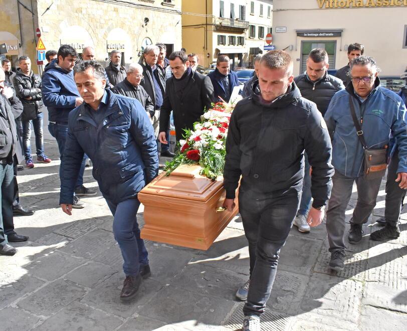 Il funerale dell’operaio morto dopo la caduta da una scala mentre lavorava in un vivaio della ditta Mati Piante