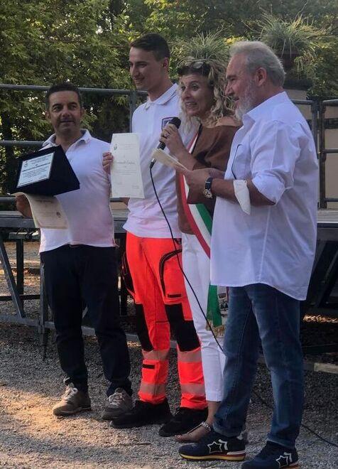 Cristian Giovannelli premiato dalla sindaca di Monsummano SImona De Caro
