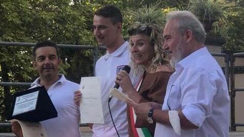 Cristian Giovannelli premiato dalla sindaca di Monsummano SImona De Caro