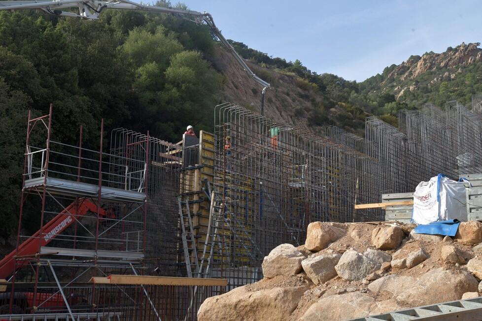 Il cantiere della strada di Monte Pino simbolo delle incompiute (foto Vanna Sanna)