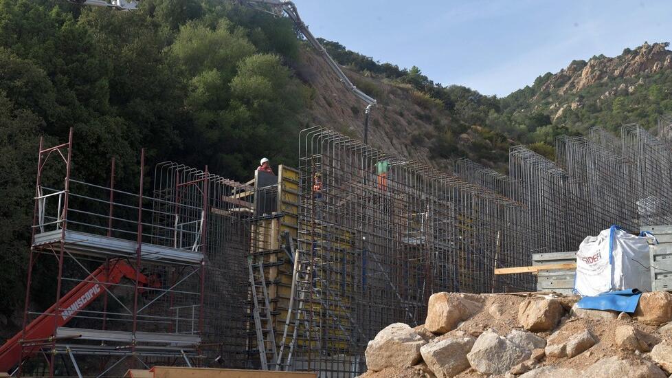 Il cantiere della strada di Monte Pino simbolo delle incompiute (foto Vanna Sanna)