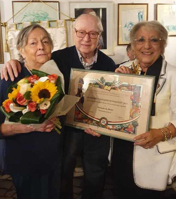 Demetrio Ulivi e Giulia Tarabella premiati da Anna Ricci (a destra)