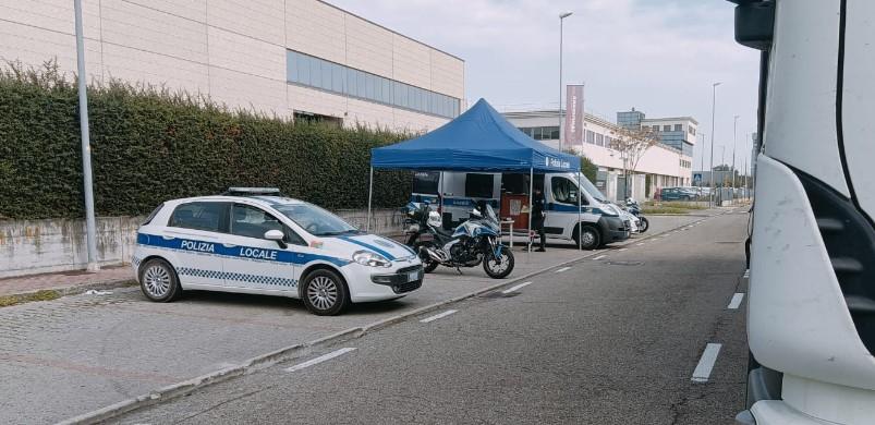 Modena, controlli della Polizia Locale sui mezzi pesanti: scoperto autista che guidava tir senza patente