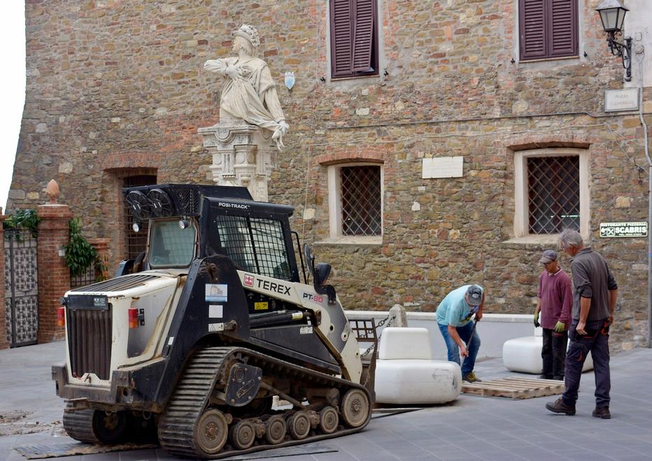 Il Comune fa rimuovere le panchine: «In accordo con la Soprintendenza»
