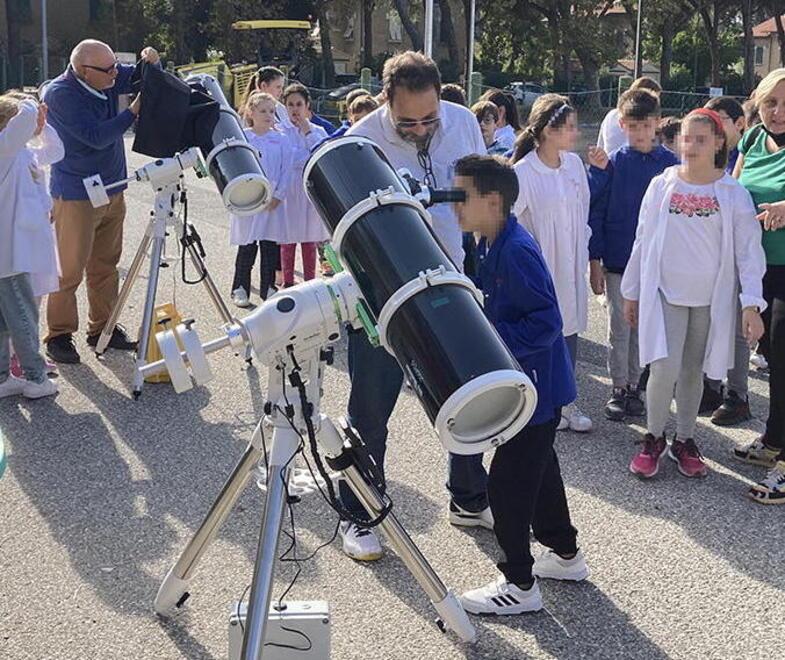 La meraviglia dell’eclissi di sole incanta gli alunni delle elementari