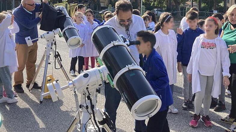 La meraviglia dell’eclissi di sole incanta gli alunni delle elementari