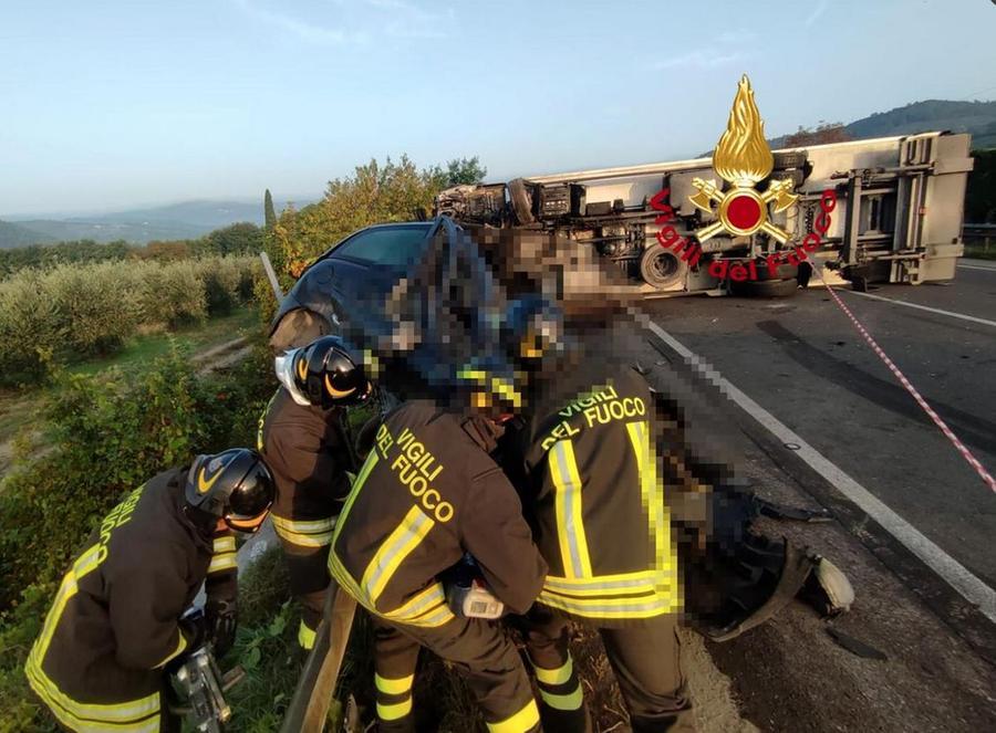 Tir si ribalta e travolge l’auto, muore donna di 41 anni ad Arezzo