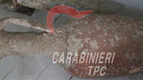 L'anfora etrusca sequestrata