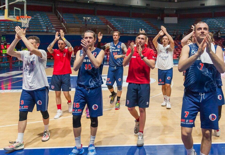 L’esultanza dei ragazzi della Sibe Dragons in una foto relativa alla conclusione della scorsa stagione di C Gold