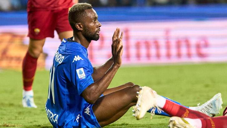 Akpa-Akpro dopo l’espulsione rimediata contro la Roma
