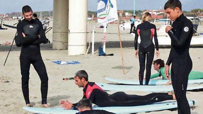 I corsi di surf tenuti da Alessandro Dini al Nimbus club sotto il pontile di Marina di Pietrasanta