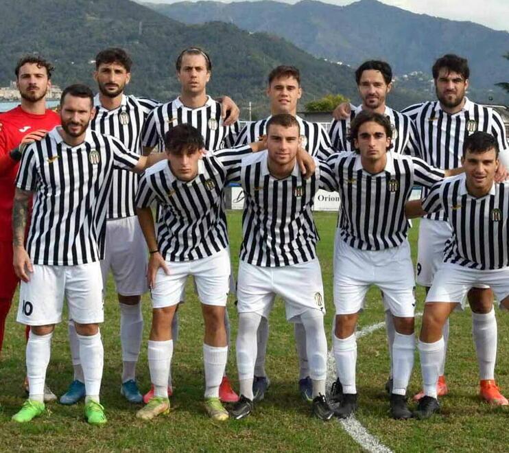 La formazione della Massese: i bianconeri sono pronti al banco di prova della trasferta con il Fucecchio, occasione da non fallire