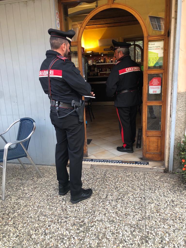 «Controllami il portafoglio», ma glielo porta via