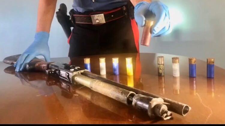 Il fucile di cui il 31enne arrestato ha cercato di liberarsi