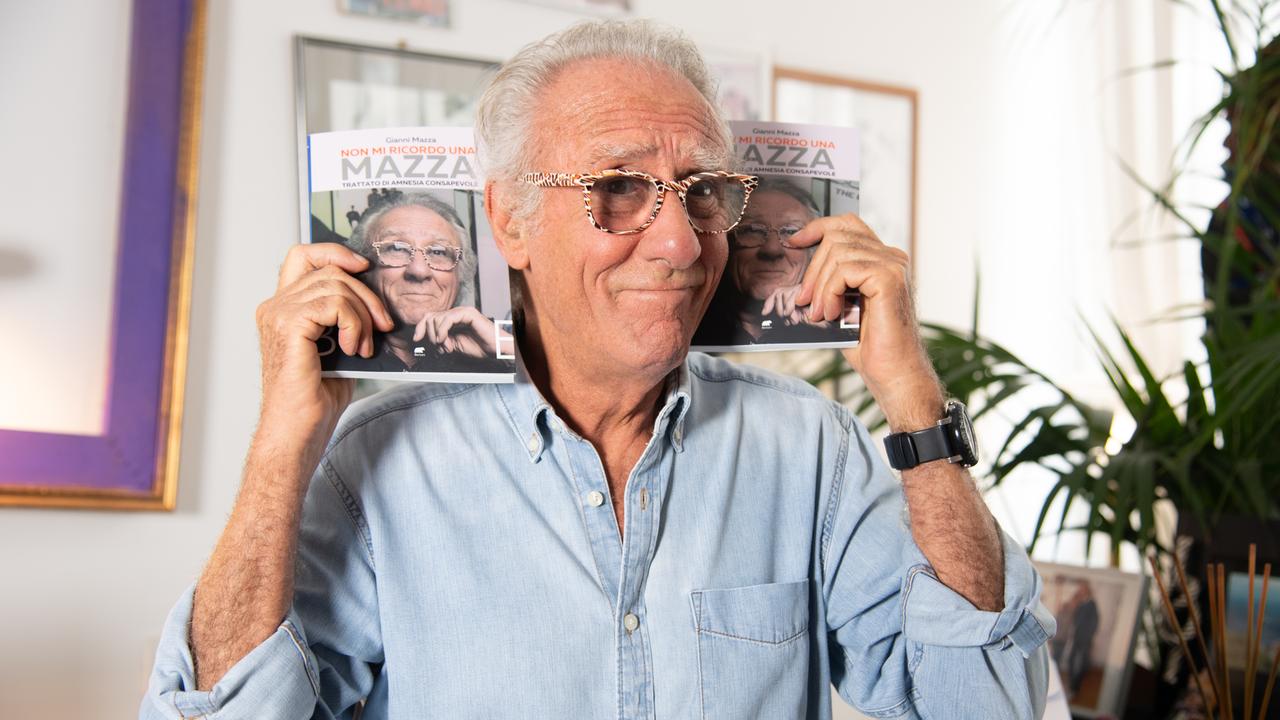 Il Maestro Gianni Mazza con la sua autobiografia (Foto Gianni Brucculeri)