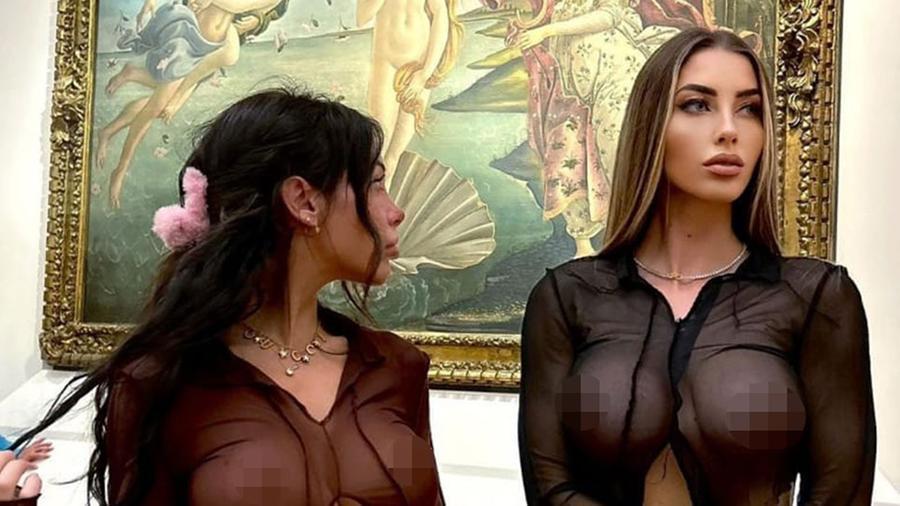 Firenze, foto sexy davanti alla Venere del Botticelli. Parla una delle protagoniste