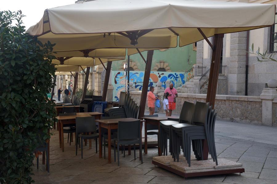 Olbia, locali chiusi dopo l’estate. Il sindaco ordina: «Liberino il suolo pubblico»