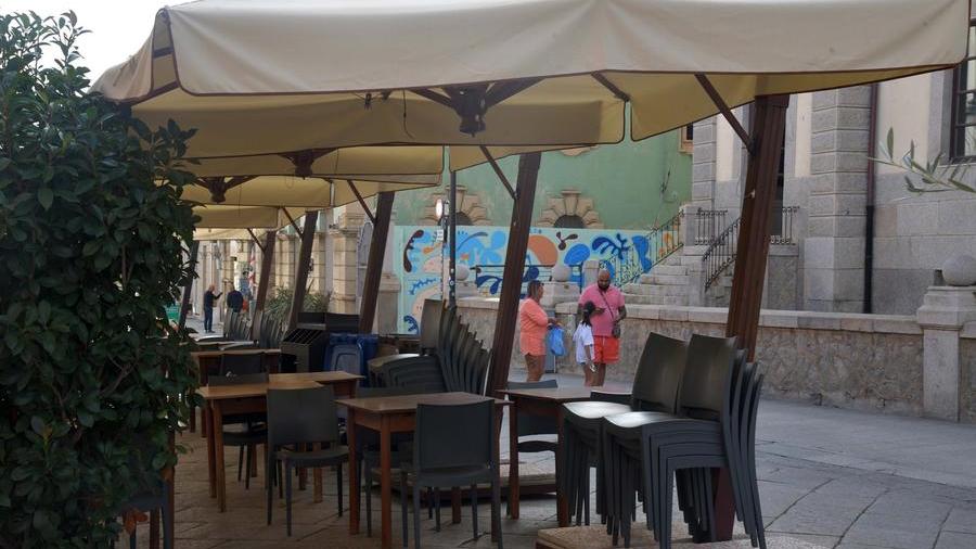Olbia, locali chiusi dopo l’estate. Il sindaco ordina: «Liberino il suolo pubblico»