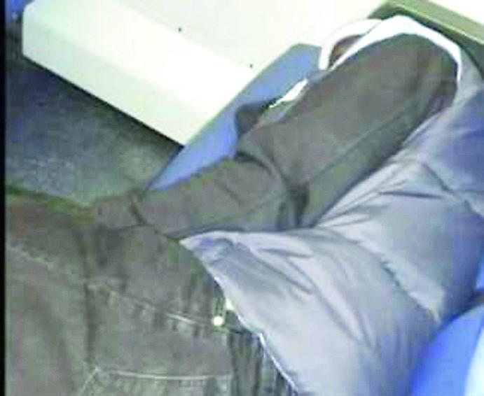 Rompe un vetro e dorme sul treno: salta la prima corsa del mattino 
