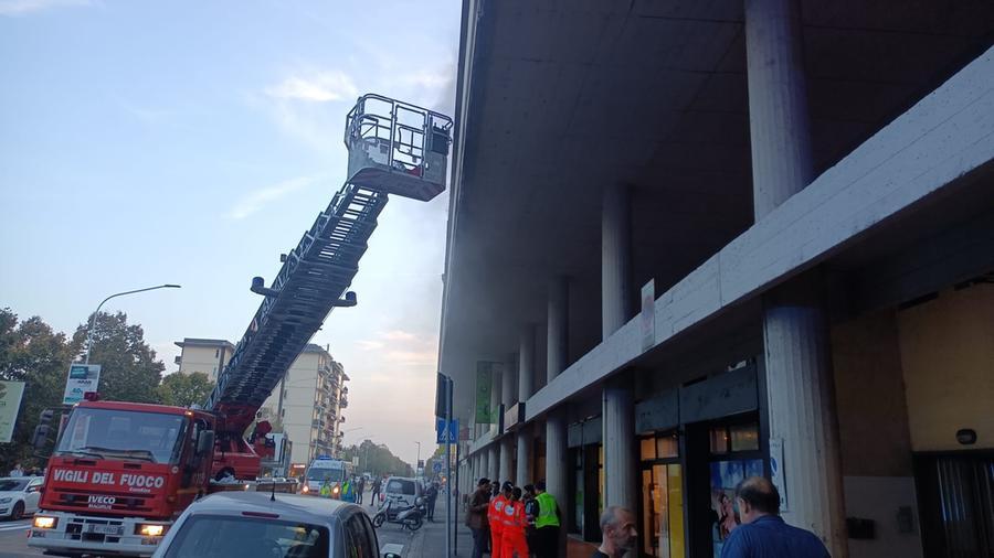 Viale della Repubblica, fiamme in un appartamento