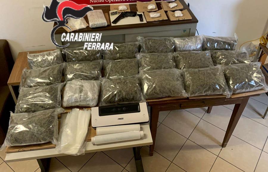 Argenta, in casa chili di droga e una pistola