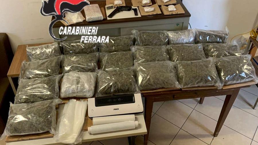 Argenta, in casa chili di droga e una pistola