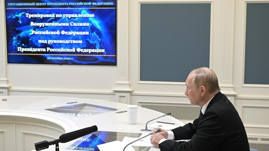 Putin testa i missili: «Rischio di guerra mondiale» e la Nato risponde: «Pronti a difendere gli alleati»