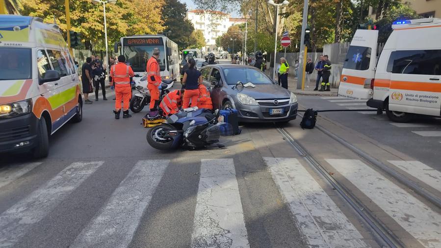 Sassari, non si ferma al rosso e travolge due moto